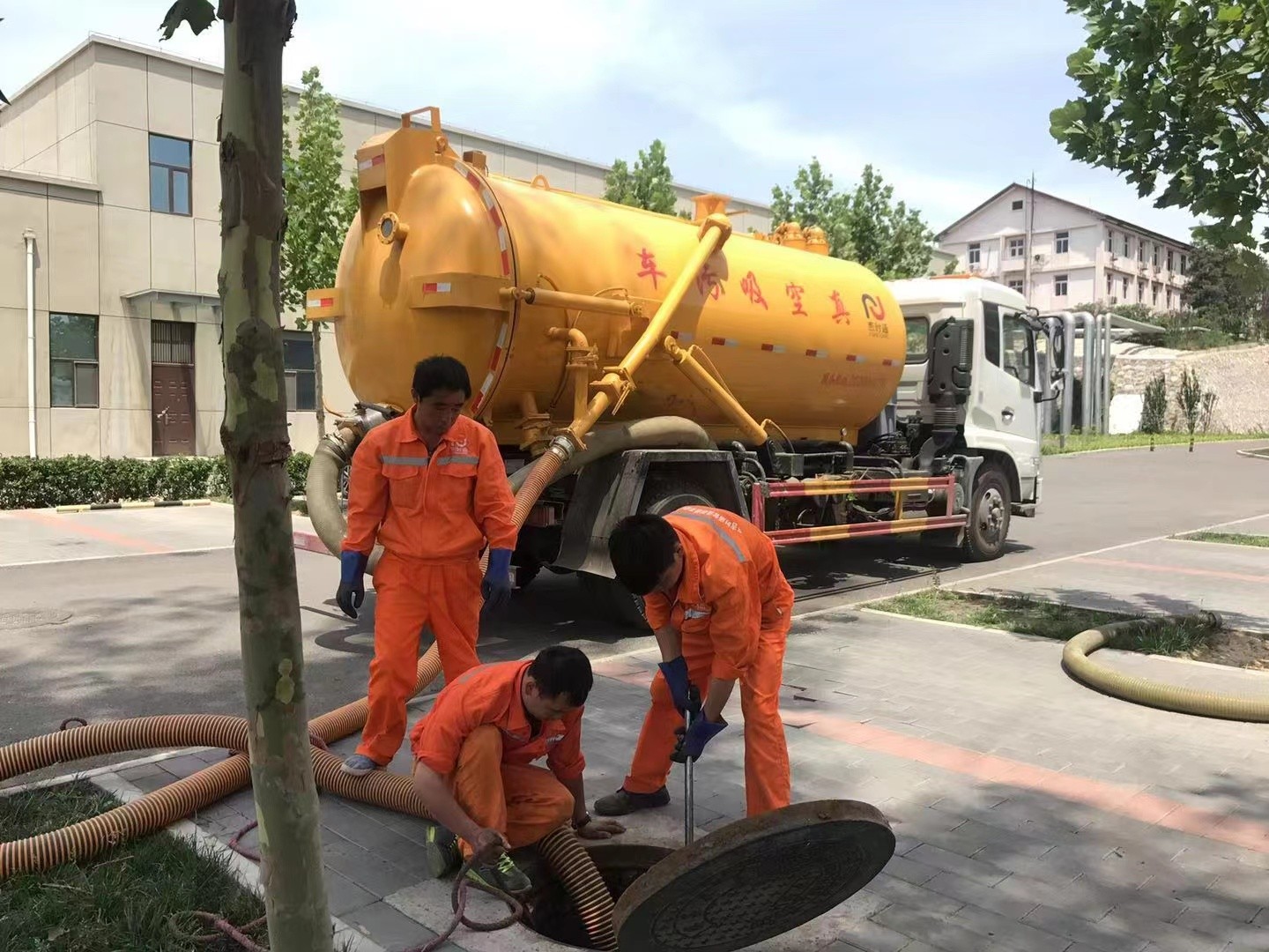 海伦管道疏通车停在窨井附近