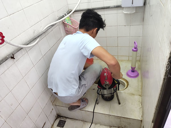 海伦管道堵塞冒臭气 专业师傅现场解决问题